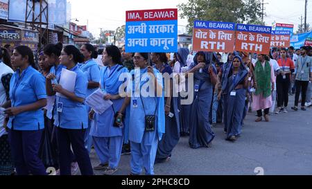 Beawar, Indien, 27. März 2023: Ärzte und Gesundheitspersonal veranstalten eine Protestkundgebung gegen das Rajasthan-Recht auf Gesundheitsgesetz in Beawar. Das Gesetz, das am 21. März in der Rajasthan-Versammlung per Stimmabgabe verabschiedet wurde, gibt jedem Bewohner des Staates das Recht auf Notfallbehandlung und Versorgung „ohne Vorauszahlung der erforderlichen Gebühren oder Gebühren“ durch eine öffentliche Gesundheitseinrichtung, Gesundheitseinrichtung und bestimmte Gesundheitszentren. Kredit: Sumit Saraswat/Alamy Live News Stockfoto