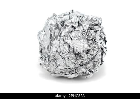 Ein Bündel Aluminiumfolie auf weißem Hintergrund. Folie Stockfoto