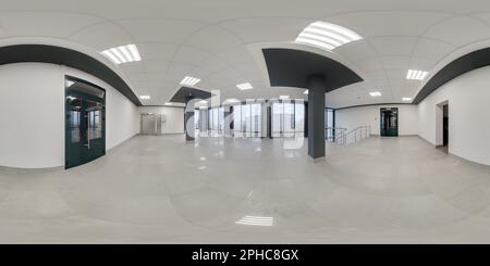 360 Grad Panorama Ansicht von Nahtloser, kugelförmiger 360-Panoramablick in einem leeren, modernen Saal mit Säulen und Treppe, Türen und Panoramafenstern in einem rechteckigen Projekt