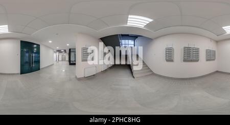 360 Grad Panorama Ansicht von Nahtloser, kugelförmiger Hdri 360 Panoramablick in einem leeren, modernen Saal mit Säulen und Treppe, Türen und Briefkästen in rechteckiger Projektion, REA