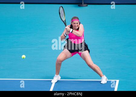 Miami Gardens, Florida, USA. 27. März 2023. März 27 - Miami Gardens: Martina Trevisan von Italien spielt Jelena Ostapenko von Lettland während der Runde 16 bei den Miami Open 2023 von Itau. (Kreditbild: © Andrew Patron/ZUMA Press Wire) NUR REDAKTIONELLE VERWENDUNG! Nicht für den kommerziellen GEBRAUCH! Kredit: ZUMA Press, Inc./Alamy Live News Stockfoto