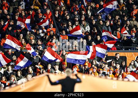 Rotterdam, Niederlande. 27. März 2023. ROTTERDAM – Orange Fans beim Qualifikationsspiel der UEFA-Europameisterschaft zwischen den Niederlanden und Gibraltar am 27. März 2023 im Feyenoord Stadion de Kuip in Rotterdam, Niederlande. ANP PIETER STAM DE JONGE Credit: ANP/Alamy Live News Credit: ANP/Alamy Live News Stockfoto