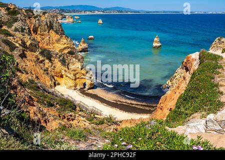 Ein atemberaubender Blick auf den Strand Praia do Camilo mit seiner berühmten Treppe hinunter zum Atlantischen Ozean, eingefangen von einem Aussichtspunkt auf den Klippen. Stockfoto