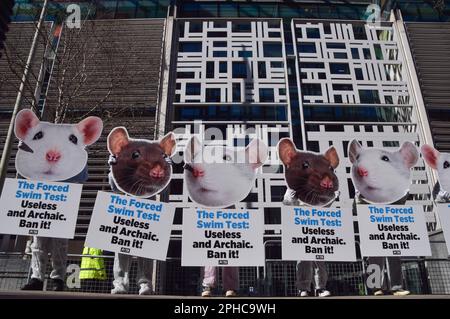 London, Großbritannien. 27. März 2023. PETA-Aktivisten mit riesigen Maus- und Rattenmasken inszenierten einen Protest vor dem Innenministerium, das für die Regulierung von Tierversuchen verantwortlich ist. PETA fordert die britische Regierung auf, eine Politik einzuführen, die erzwungene Schwimmversuche mit Mäusen und Ratten verbietet, die die Tierschutzorganisation als „grausam“, „nutzlos“ und „archaisch“ bezeichnet. (Kreditbild: © Vuk Valcic/ZUMA Press Wire) NUR REDAKTIONELLE VERWENDUNG! Nicht für den kommerziellen GEBRAUCH! Stockfoto