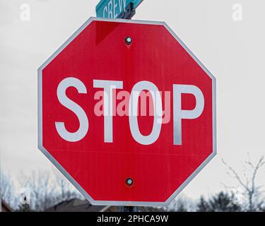 Warnschild Stopp. Auf Straßen und an sehr gefährlichen Orten das am besten erkennbare Warnschild. Das Stoppschild rettet uns oft das Leben. Stockfoto