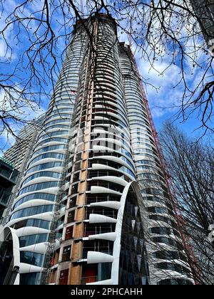 Hochhäuser in Kanada Wolkenkratzer Bau in Downtown Vancouver vor blauem Himmel langes riesiges Gebäude mit Glasfenstern wie Areal Bäume keine Blätter Frühling Herbst Winter Truck Kanada Vancouver 2023 Stockfoto