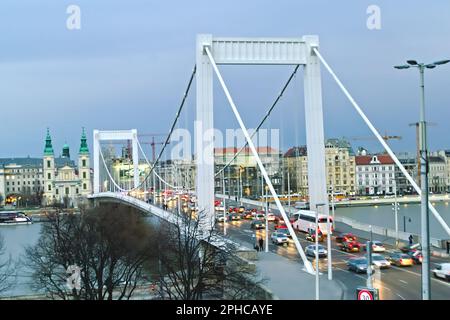 Erzsebet-BrErzsebet-Brücke in Budapest, Ungarn, Blick von den Hügeln, Abenddämmerung, Autos mit Scheinwerfern an, auf der Brücke Stockfoto