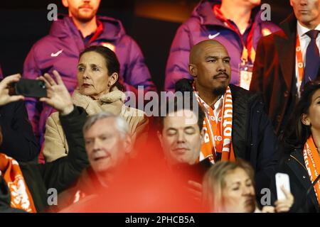 Rotterdam, Niederlande. 27. März 2023. ROTTERDAM - (lr) KNVB-Generaldirektorin Marianne van Leeuwen, technischer Leiter der KNVB Nigel de Jong während des Qualifikationsspiels der UEFA-Europameisterschaft zwischen den Niederlanden und Gibraltar im Feyenoord Stadium de Kuip am 27. März 2023 in Rotterdam, Niederlande. ANP PIETER STAM DE JONGE Credit: ANP/Alamy Live News Credit: ANP/Alamy Live News Stockfoto