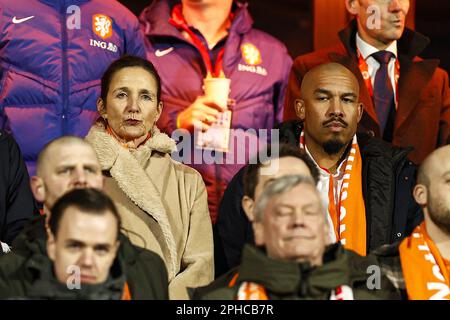 Rotterdam, Niederlande. 27. März 2023. ROTTERDAM - (lr) KNVB-Generaldirektorin Marianne van Leeuwen, technischer Leiter der KNVB Nigel de Jong während des Qualifikationsspiels der UEFA-Europameisterschaft zwischen den Niederlanden und Gibraltar im Feyenoord Stadium de Kuip am 27. März 2023 in Rotterdam, Niederlande. ANP PIETER STAM DE JONGE Credit: ANP/Alamy Live News Credit: ANP/Alamy Live News Stockfoto