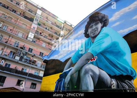 Ein Wandgemälde mit Diego Armando Maradona, hergestellt von der Künstlerin Leticia Mandragora, in Gragnano Stockfoto