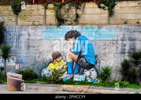 Ein Wandgemälde, das Diego Armando Maradona und seine Tochter Dalma darstellt, befindet sich vor dem ehemaligen SSC Napoli Sportkomplex in Soccavo, einem Stadtteil von Neapel (Italien) Stockfoto