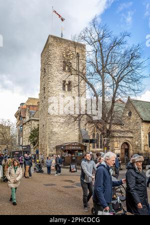 The Saxon Tower und St Michael at the North Gate in Cornmarket Street, Oxford, Oxfordshire, UK, am 25. März 2023 Stockfoto