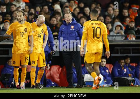 Rotterdam, Niederlande. 27. März 2023. ROTTERDAM - (lr) Daley Blind of Holland, Davy Klaassen of Holland, Holland Coach Ronald Koeman, Memphis Depay of Holland während des Qualifikationsspiels der UEFA-Europameisterschaft zwischen den Niederlanden und Gibraltar im Feyenoord Stadion de Kuip am 27. März 2023 in Rotterdam, Niederlande. ANP MAURICE VAN STONE Credit: ANP/Alamy Live News Credit: ANP/Alamy Live News Stockfoto