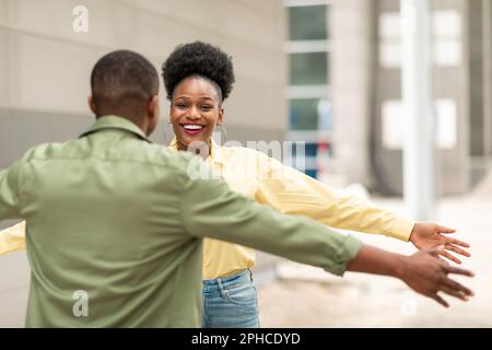 Schwarzes Paar Treffen Nach Der Reise Hände Für Die Umarmung Draußen Verteilen Stockfoto