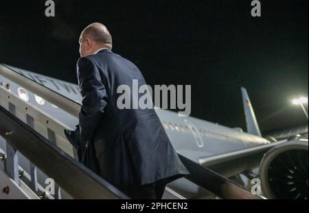 Rotterdam, Niederlande. 27. März 2023. Bundeskanzler Olaf Scholz (SPD) besteigt das Flugzeug nach den deutsch-niederländischen Regierungskonsultationen in Rotterdam. Scholz reiste mit mehreren Ministern nach Rotterdam. Kredit: Michael Kappeler/dpa/Alamy Live News Stockfoto