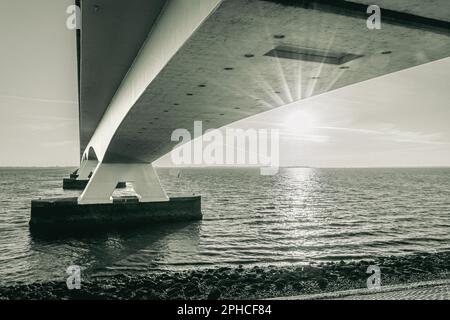 Diese Brücke ist die längste Brücke in den Niederlanden über das Meer, Zeeland, Niederlande Stockfoto