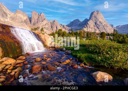 Ein Wasserfall inmitten steiler Granitberge. Cirque of Towers, Wind River Range, Wyoming Stockfoto