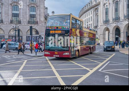 LONDON, Großbritannien, 10. MÄRZ 2023: Big Bus Tours in London Stockfoto