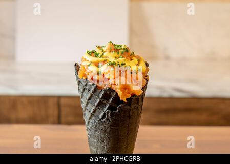 Tartare ist eine Zubereitung aus fein gehacktem rohem Fleisch oder Fisch, wahlweise mit Gewürzen oder Saucen. Einige Beispiele sind Rindertartare oder Tartar Steak, Ofen Stockfoto