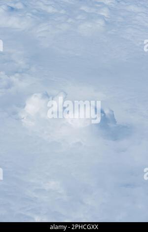 Eine Wolke ist ein sichtbarer Hydrometeor, der durch Ansammlung von Eiskristallen und/oder mikroskopisch kleinen Wassertröpfchen entsteht, die in der Atmosphäre schwebend sind Stockfoto