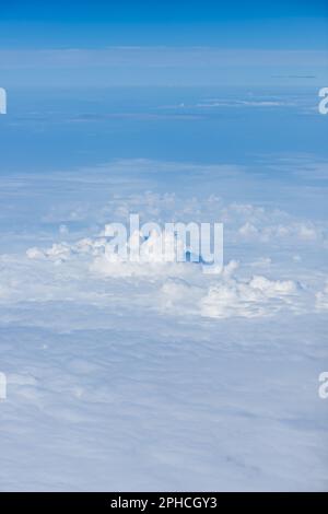 Eine Wolke ist ein sichtbarer Hydrometeor, der durch Ansammlung von Eiskristallen und/oder mikroskopisch kleinen Wassertröpfchen entsteht, die in der Atmosphäre schwebend sind Stockfoto