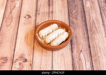 Die Finger werden allein oder mit einer Sauce serviert, z. B. Ketchup, Ayran, Guasacaca, Rosa Sauce, Tartar-Sauce, heiße Sauce oder Dip mit Knoblauch Stockfoto