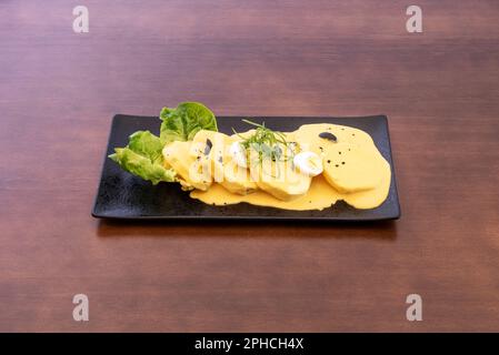 Papa a la huancaína ist ein typischer Vorspeise der peruanischen Gastronomie, die sich in verschiedenen Regionen Perus verbreitet hat. Es ist eines der beliebtesten und repres Stockfoto