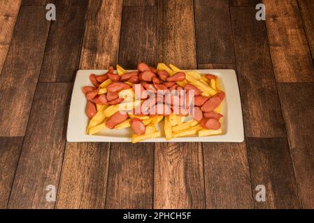 Salchipapa ist ein Fast Food, das aus gebratenen Wurstscheiben und Pommes frites besteht und in Lateinamerika beliebt ist Stockfoto