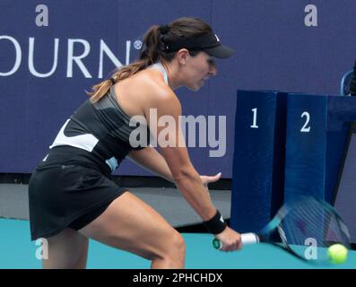 Miami Gardens, Usa. 27. März 2023. Jessica Pegula aus den USA hat am Montag, den 27. März 2023, bei den Miami Open im Hard Rock Stadium in Miami Gardens, Florida, Magda Linette aus Polen einen Schlag mit niedriger Rückhand geschossen. Foto: Gary i Rothstein/UPI Credit: UPI/Alamy Live News Stockfoto