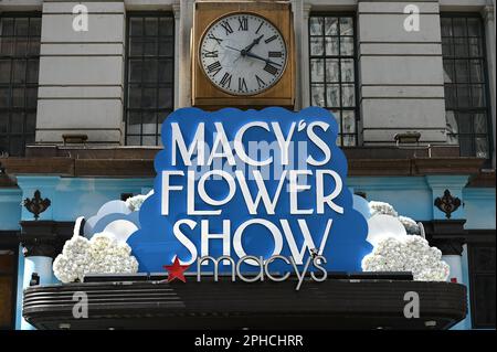 New York, USA. 27. März 2023. Außenansicht der Macy's Flower Show 2023 im Macy's Flagship Retail Store in Herald Square, New York, NY, 27. März 2023. (Foto: Anthony Behar/Sipa USA) Guthaben: SIPA USA/Alamy Live News Stockfoto