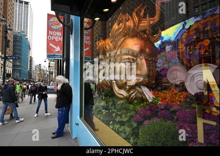 New York, USA. 27. März 2023. Dekoratives Fenster für die Macy's Flower Show 2023 im Macy's Flagship Retail Store in Herald Square, New York, NY, 27. März 2023. (Foto: Anthony Behar/Sipa USA) Guthaben: SIPA USA/Alamy Live News Stockfoto