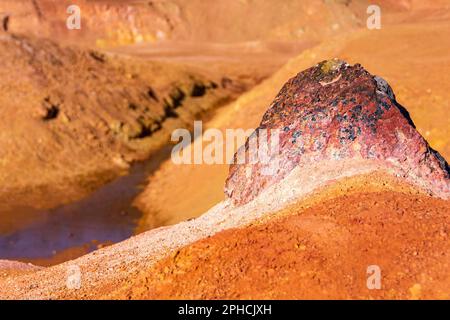 Bauxit-Tagebau (offene Grube) (marslandschaft) Stockfoto