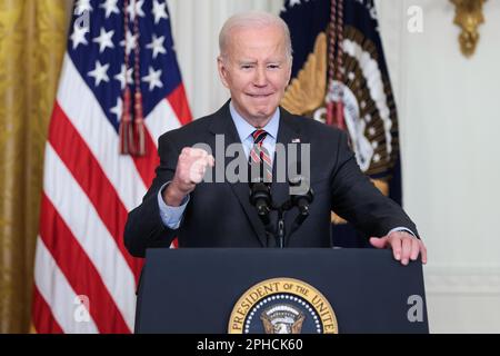 Washington, Usa. 27. März 2023. USA Präsident Joe Biden spricht am Montag, den 27. März 2023, auf dem SBA Women's Business Summit im East Room des Weißen Hauses in Washington, DC. (Foto: Oliver Contreras/UPI Credit: UPI/Alamy Live News Stockfoto