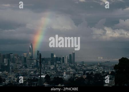 Riesiger Pride Rainbow über San Francisco, Kalifornien. Stockfoto