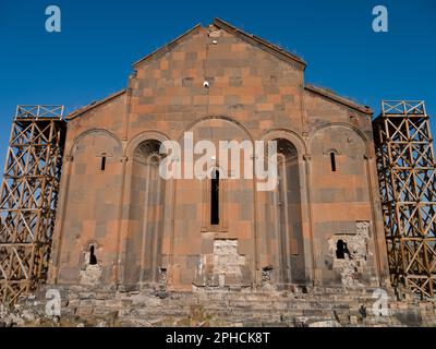 Armenische Kathedrale in der Stadt Ani. Außenansicht der Kathedrale von Ani bei Sonnenaufgang. . Ani ist eine ruinierte mittelalterliche armenische Stadt in der Türkei Stockfoto