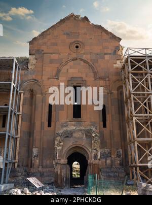 Armenische Kathedrale in der Stadt Ani. Außenansicht der Kathedrale von Ani bei Sonnenaufgang. . Ani ist eine ruinierte mittelalterliche armenische Stadt in der Türkei Stockfoto