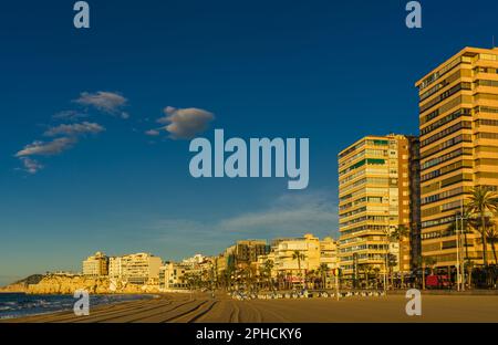 Ein ruhiger Levante Strand, früh morgens in Benidorm. Stockfoto