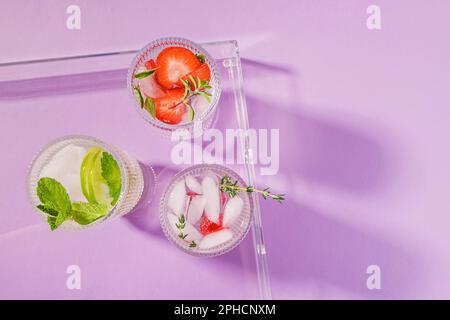 Limonade oder aufgefülltes Wasser im gerippten Glas, Draufsicht. Sommerliches Erfrischungsgetränk Stockfoto