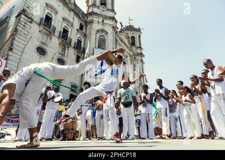 Salvador, Bahia, Brasilien - 08. Dezember 2022: Die Menschen spielen Capoeira während der Outdoor-Messe zu Ehren von Nossa Senhora da Conceicao da Praia in der Stadt Stockfoto