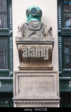 Kopenhagen, Dänemark - 13. September 2010: Em. Z. Svitzers Bjergnings Enterprise Taucherstatue am Eingang der Kvaesthusgade Stockfoto