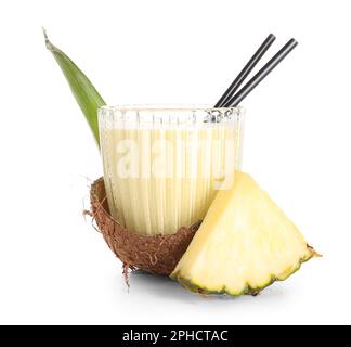 Ein Glas leckeren Ananas-Smoothie mit Stroh in Kokosnussschale auf weißem Hintergrund Stockfoto