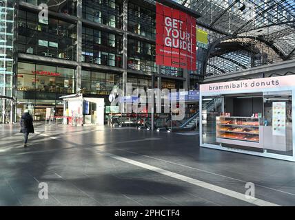 Berlin, Deutschland. 27. März 2023. Am 27. März 2023 wurde eine Person am Berliner Hauptbahnhof in Berlin gesehen. Landesweite Streiks in Deutschland brachten den Zug-, Bus- und Flugzeugverkehr am Montag praktisch zum Stillstand und betrafen Millionen von Reisenden. Auch der Güterverkehr war stark gestört. Kredit: Stefan Zeitz/Xinhua/Alamy Live News Stockfoto