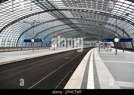 Berlin, Deutschland. 27. März 2023. Foto aufgenommen am 27. März 2023 zeigt Bahnsteige des Berliner Hauptbahnhofs in Berlin, Deutschland. Landesweite Streiks in Deutschland brachten den Zug-, Bus- und Flugzeugverkehr am Montag praktisch zum Stillstand und betrafen Millionen von Reisenden. Auch der Güterverkehr war stark gestört. Kredit: Stefan Zeitz/Xinhua/Alamy Live News Stockfoto