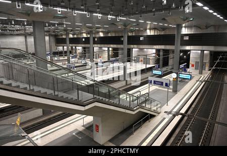 Berlin, Deutschland. 27. März 2023. Foto aufgenommen am 27. März 2023 zeigt Bahnsteige am Berliner Hauptbahnhof in Berlin, Deutschland. Landesweite Streiks in Deutschland brachten den Zug-, Bus- und Flugzeugverkehr am Montag praktisch zum Stillstand und betrafen Millionen von Reisenden. Auch der Güterverkehr war stark gestört. Kredit: Stefan Zeitz/Xinhua/Alamy Live News Stockfoto