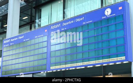 Berlin, Deutschland. 27. März 2023. Das am 27. März 2023 aufgenommene Foto zeigt einen Bildschirm ohne Informationen am Berliner Hauptbahnhof in Berlin. Landesweite Streiks in Deutschland brachten den Zug-, Bus- und Flugzeugverkehr am Montag praktisch zum Stillstand und betrafen Millionen von Reisenden. Auch der Güterverkehr war stark gestört. Kredit: Stefan Zeitz/Xinhua/Alamy Live News Stockfoto