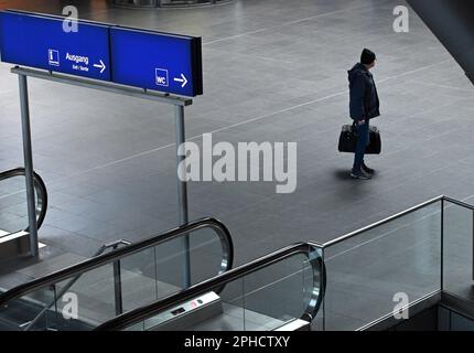 Berlin, Deutschland. 27. März 2023. Am 27. März 2023 wurde ein Mann am Berliner Hauptbahnhof in Berlin gesehen. Landesweite Streiks in Deutschland brachten den Zug-, Bus- und Flugzeugverkehr am Montag praktisch zum Stillstand und betrafen Millionen von Reisenden. Auch der Güterverkehr war stark gestört. Kredit: Stefan Zeitz/Xinhua/Alamy Live News Stockfoto