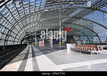 Berlin, Deutschland. 27. März 2023. Foto aufgenommen am 27. März 2023 zeigt Bahnsteige am Berliner Hauptbahnhof in Berlin, Deutschland. Landesweite Streiks in Deutschland brachten den Zug-, Bus- und Flugzeugverkehr am Montag praktisch zum Stillstand und betrafen Millionen von Reisenden. Auch der Güterverkehr war stark gestört. Kredit: Stefan Zeitz/Xinhua/Alamy Live News Stockfoto