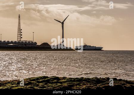 Bild: Heysham, Lancashire, Vereinigtes Königreich. 23. März 2023. Die Fähre Manannan verkehrt tagsüber zwischen Douglas und Heysham, während die Fähre auf der Hauptstrecke der Insel, Ben-My-Chree wird planmäßig repariert in Cammell Lairds in Birkenhead die nächtlichen Übergänge zwischen Heysham und Douglas wurden ausgesetzt, bis Ben abgeschlossen ist planmäßige Wartung das Isle of man Steam-Paket nutzt das MV Arrow Ro-Ro, um Nutzfahrzeuge zur Insel man zu transportieren Credit: PN News/Alamy Live News Stockfoto