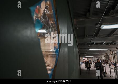 Eine Statue von George Washington steht hinter einem Baugerüst vor der Federal Hall an der Wall Street am 27. März 2023 in New York City. Stockfoto