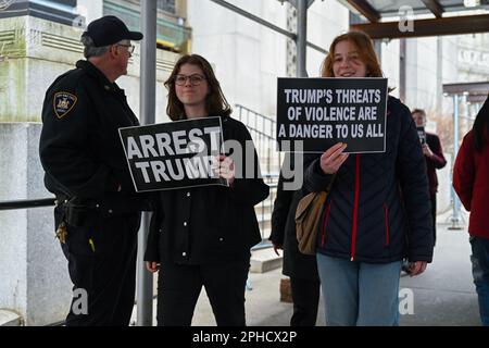 Demonstranten vor dem Strafgericht in der Nähe des Büros von Manhattan Bezirksstaatsanwalt Alvin Bragg am 27. März 2023 in New York City. Stockfoto